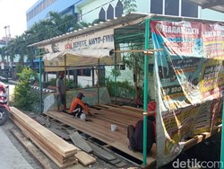 Geger Warung Ambrol Bikin Puluhan Pembelinya Nyemplung ke Got