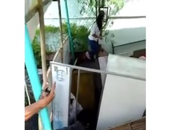 Bruk! Viral Warung Tetiba Ambruk, 20 Pembelinya Nyemplung Selokan