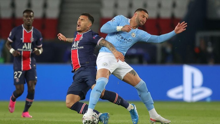 PARIS, FRANCE - APRIL 28: Leandro Paredes of Paris Saint-Germain battles for possession with Kyle Walker of Manchester City during the UEFA Champions League Semi Final First Leg match between Paris Saint-Germain and Manchester City  at Parc des Princes on April 28, 2021 in Paris, France. Sporting stadiums around France remain under strict restrictions due to the Coronavirus Pandemic as Government social distancing laws prohibit fans inside venues resulting in games being played behind closed doors. (Photo by Alex Grimm/Getty Images)
