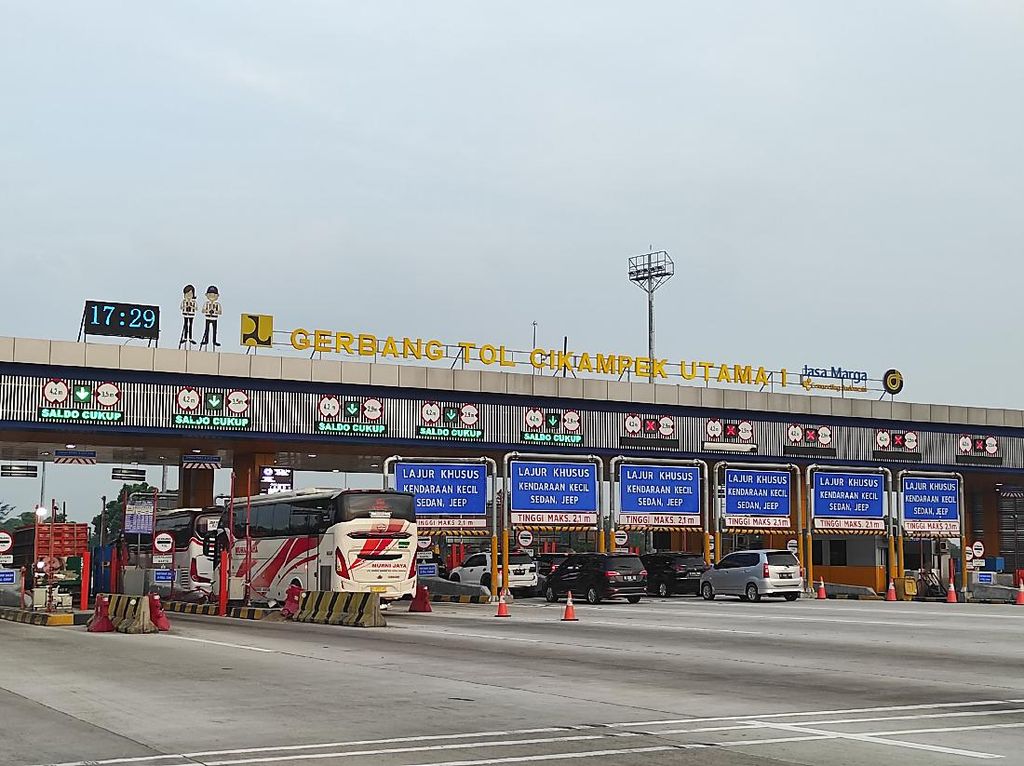 Minggu Pagi, Kendaraan Pribadi-Bus Mendominasi di GT Cikatama Minggu Pagi, Kendaraan Pribadi-Bus Mendominasi di GT Cikatama