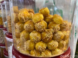 Kue Kering Murah Mulai Ramai Diburu di Pasar Mayestik Jelang Lebaran
