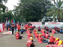 Aksi Buruh dan Mahasiswa di Jabar: Cabut UU Cipta Kerja dan Tuntut 10 Ribu Loker
