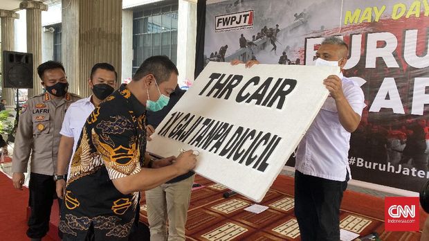 Aksi May Day di Kota Semarang berlangsung kondusif. Sejumlah federasi buruh memilih menggelar aksi damai “Buruh Bicara” dengan menarik Wali Kota Semarang Hendrar Prihadi dan Polda Jawa Tengah untuk mendengarkan dan menjawab aspirasi langsung dari para buruh di Hall Balai Kota Semarang.