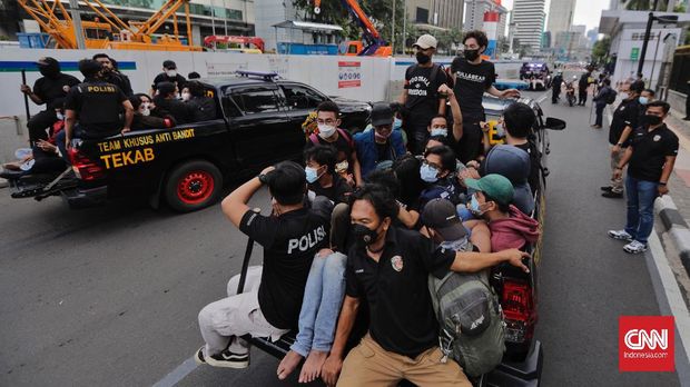 Petugas kepolisian menangkap dan membubarkan mahasiswa yang ikut serta dalam aksi hari buruh di Jakarta, Sabtu, 1 Mei 2021. CNN Indonesia/Adhi Wicaksono
