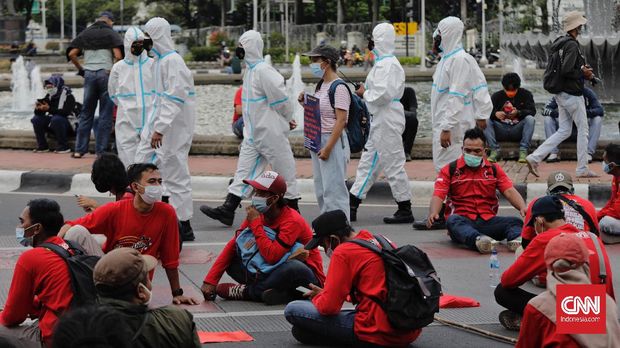 Petugas kepolisian menangkap dan membubarkan mahasiswa yang ikut serta dalam aksi hari buruh di Jakarta, Sabtu, 1 Mei 2021. CNN Indonesia/Adhi Wicaksono