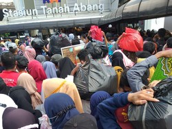 KCI Jelaskan Antrean Calon Penumpang di Stasiun Tanah Abang Sempat Membeludak