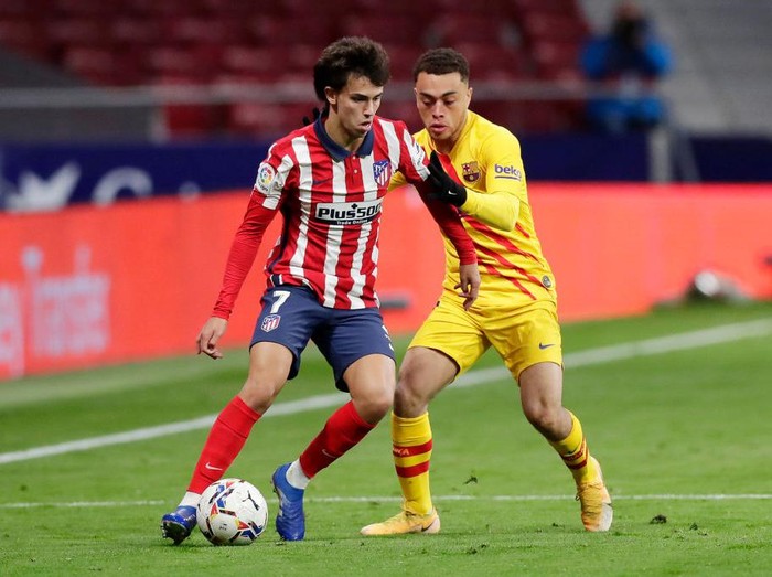 MADRID, SPAIN - NOVEMBER 21: Joao Felix of Atletico de Madrid is challenged by Sergino Dest of FC Barcelona during the La Liga Santander match between Atletico de Madrid and FC Barcelona at Estadio Wanda Metropolitano on November 21, 2020 in Madrid, Spain. Football Stadiums around Europe remain empty due to the Coronavirus Pandemic as Government social distancing laws prohibit fans inside venues resulting in fixtures being played behind closed doors. (Photo by Gonzalo Arroyo Moreno/Getty Images)
