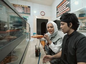 Atta Halilintar dan Aurel Asyik Makan di Warteg hingga Borong Nasi Bungkus