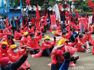 Buruh Bandung Demo Pakai APD