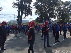 Buruh di Bandung Geruduk Gedung Sate, Massa Saling Ingatkan Prokes