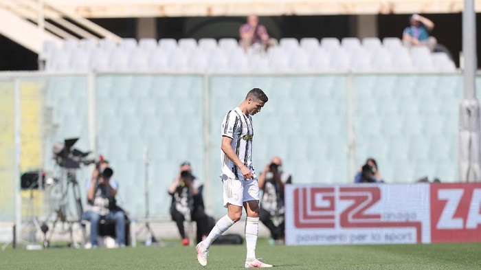 FLORENCE, ITALY - APRIL 25: Cristiano Ronaldo of Juventus reacts during the Serie A match between ACF Fiorentina and Juventus at Stadio Artemio Franchi on April 25, 2021 in Florence, Italy. Sporting stadiums around Italy remain under strict restrictions due to the Coronavirus Pandemic as Government social distancing laws prohibit fans inside venues resulting in games being played behind closed doors.  (Photo by Gabriele Maltinti/Getty Images)