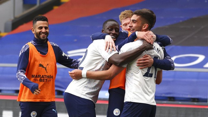 Manchester Citys Ferran Torres, right, celebrates with teammates after scoring his teams second goal during the English Premier League soccer match between Crystal Palace and Manchester City at Selhurst Park in London, England, Saturday, May 1, 2021. (AP Photo/Catherine Ivill/Pool)