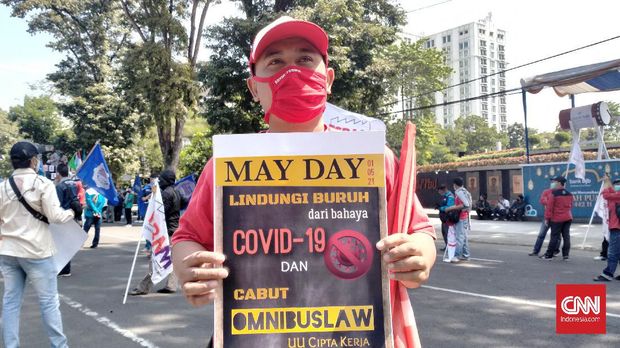 Serikat buruh se-Jawa Barat memperingati May Day 2021 dengan menggelar aksi di depan Gedung Sate, Kota Bandung, pada Sabtu (1/5). Massa aksi diikuti sekitar 300 orang dengan menerapkan protokol kesehatan (prokes).