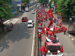 Teriakan Lantang Hidup Buruh! Menggema di Karawang