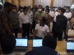 Bareng Bobby, Menteri PMK Tinjau Vaksinasi COVID Buruh di Medan