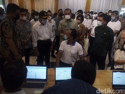 Bareng Bobby, Menteri PMK Tinjau Vaksinasi COVID Buruh di Medan