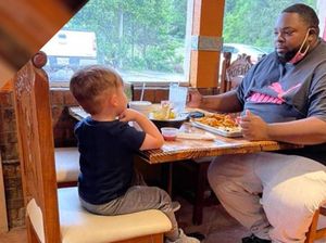 Haru! Anak Ini Temani Pria yang Makan Sendirian di Restoran