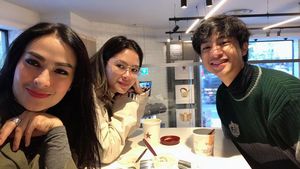Gaya Iis Dahlia saat Nongkrong di Kafe Bareng Salsha dan Devano