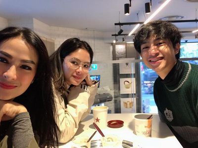 Gaya Iis Dahlia saat Nongkrong di Kafe Bareng Salsha dan Devano