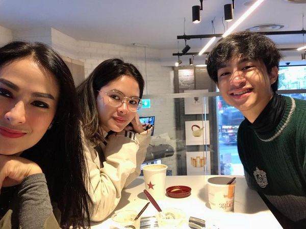Gaya Iis Dahlia saat Nongkrong di Kafe Bareng Salsha dan Devano