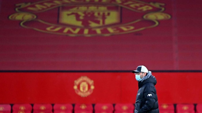 MANCHESTER, ENGLAND - JANUARY 24: Jurgen Klopp, Manager of Liverpool looks on prior to The Emirates FA Cup Fourth Round match between Manchester United and Liverpool at Old Trafford on January 24, 2021 in Manchester, England. Sporting stadiums around the UK remain under strict restrictions due to the Coronavirus Pandemic as Government social distancing laws prohibit fans inside venues resulting in games being played behind closed doors. (Photo by Laurence Griffiths/Getty Images)