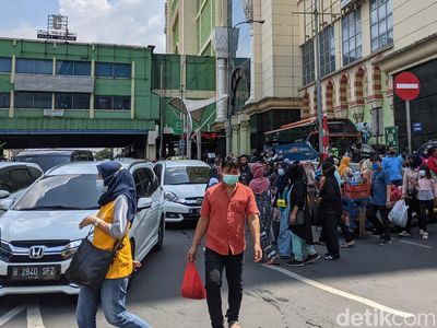 Ramainya Pasar Tanah Abang Jelang Lebaran