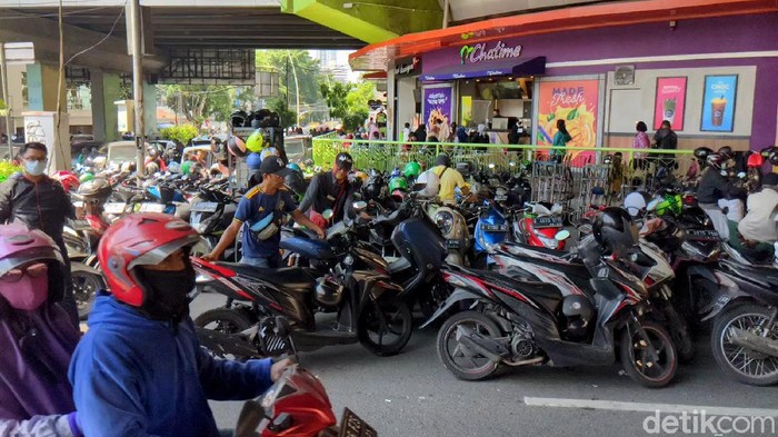 Warga memadati jalan di Pasar Tanah Abang, Sabtu (1/5/2021). Keramaian ini bertepatan dengan 2 pekan menjelang hari raya Idul Adha 2021. Selain itu, parkir roda dua di tubuh jalan (parkir on the street) turut menyebabkan penyempitan jalan dan memunculkan arus kendaraan tersendat. Pantauan kepadatan kemudian lintas terlihat di Jl Mas Mansyur, depan Hotel Millenium dan Jalan Wahid Hasyim.