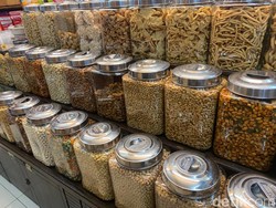 Serba Murah! Belanja Aneka Kue Kering dan Snack Lebaran di Pasar Mayestik