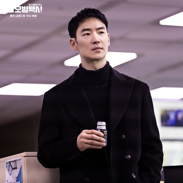 Lee Je Hoon/sumber: www.instagram.com/sbsdrama.official/ Meraih popularitas lewat Taxi Driver.
