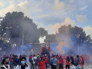 Nyalakan Flare-Petasan, Massa Buruh Bubar dari Patung Kuda Nyalakan Flare-Petasan, Massa Buruh Bubar dari Patung Kuda