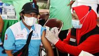 May Day, Buruh di Sidoarja dan Palembang Divaksin COVID-19