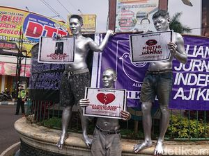 Manusia Silver di Tulungagung Suarakan Tuntutan Buruh di May Day