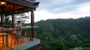 Menikmati Sunset dari Ambar at Mandapa Bali