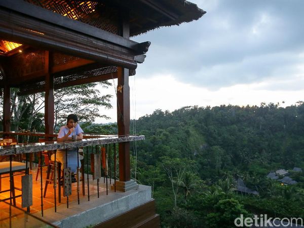 Menikmati Sunset dari Ambar at Mandapa Bali