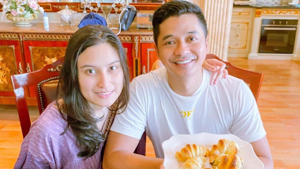 Momen Manis Adly Fairuz Saat Makan Bareng Istri dan Keluarga Momen Manis Adly Fairuz Saat Makan Bareng Istri dan Keluarga