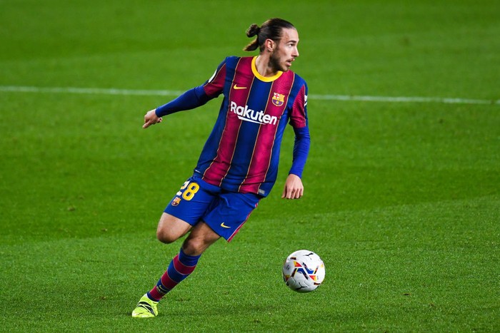 BARCELONA, SPAIN - MARCH 15: Oscar Mingueza of FC Barcelona runs with the ball during the La Liga Santander match between FC Barcelona and SD Huesca at Camp Nou on March 15, 2021 in Barcelona, Spain. Sporting stadiums around Spain remain under strict restrictions due to the Coronavirus Pandemic as Government social distancing laws prohibit fans inside venues resulting in games being played behind closed doors. (Photo by David Ramos/Getty Images)
