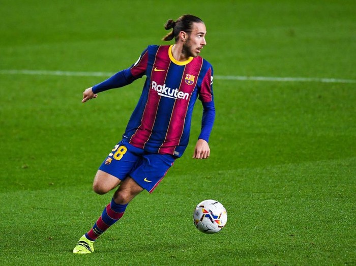 BARCELONA, SPAIN - MARCH 15: Oscar Mingueza of FC Barcelona runs with the ball during the La Liga Santander match between FC Barcelona and SD Huesca at Camp Nou on March 15, 2021 in Barcelona, Spain. Sporting stadiums around Spain remain under strict restrictions due to the Coronavirus Pandemic as Government social distancing laws prohibit fans inside venues resulting in games being played behind closed doors. (Photo by David Ramos/Getty Images)