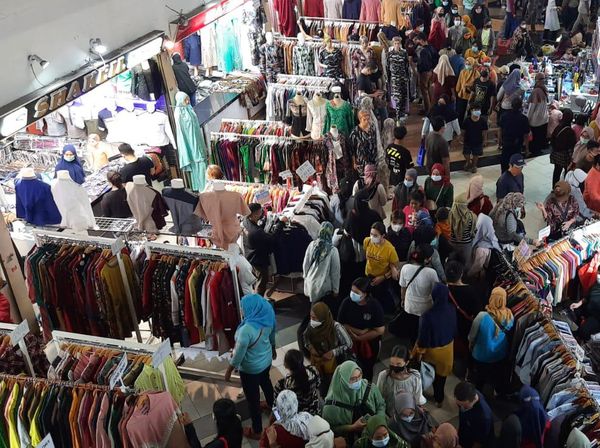 Potret Pengunjung Pasar Tanah Abang Berdesakan Tak Berjarak