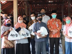 Bupati Kebumen Bagikan Sembako ke Warga Kalijering Terdampak Longsor