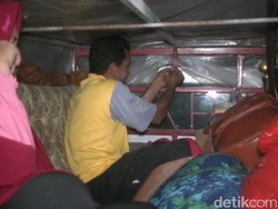 Pemudik Pakai Mobil Pikap Ditutup Terpal Melintas Pantura Subang