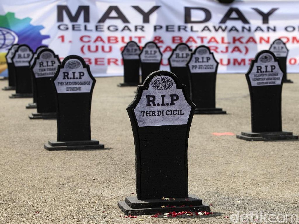 Penampakan Kuburan UU Cipta Kerja Penampakan Kuburan UU Cipta Kerja