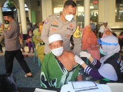 96 Lansia Ikuti Vaksinasi dan Dapat Takjil di Polres Sumbawa Barat