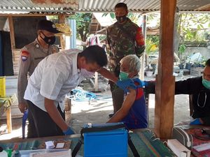 Lansia di Lombok Utara Diantar Jemput Pakai Ambulans untuk Vaksinasi