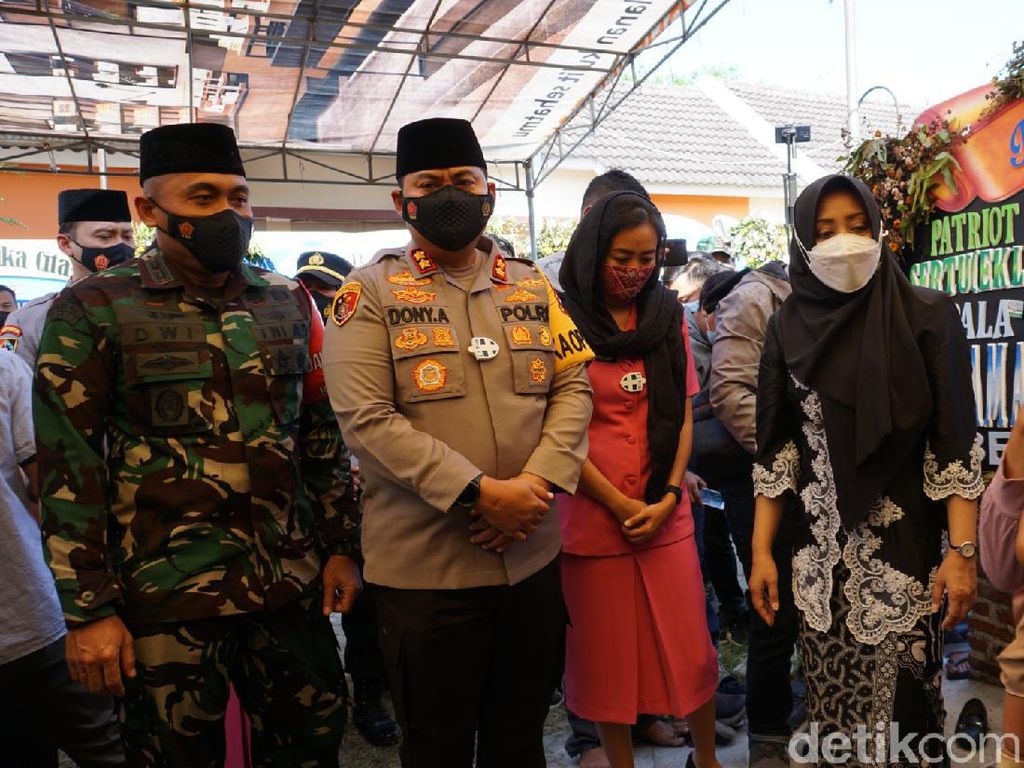 Bantuan Sembako Hingga SIM Mengalir ke Keluarga Awak KRI Nanggala di Mojokerto Bantuan Sembako Hingga SIM Mengalir ke Keluarga Awak KRI Nanggala di Mojokerto