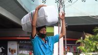 Potret Buruh Panggul di Pasar Tanah Abang