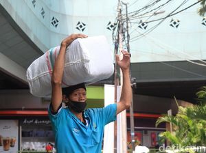 Potret Buruh Panggul di Pasar Tanah Abang