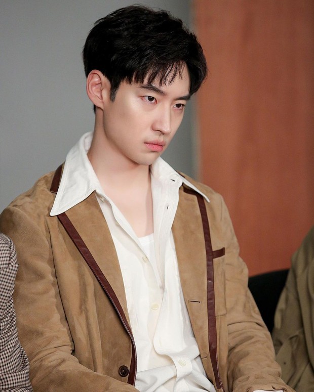 Potret Lee Je Hoon/sumber: www.instagram.com/leejehoon.s2/ Punya wajah yang awet muda meski telah berusia 36 tahun.