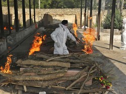 Miris! Istri Antar Jenazah Suami yang COVID-19 dengan Becak di India