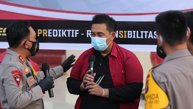 Kapolda Sumatera Utara Irjen Pol Panca Putra Simanjuntak (kiri) menginterogasi salah satu tersangka penyalagunaan alat swab tes cepat antigen bekas saat rilis kasus di Polda Sumatera Utara, Medan, Sumatera Utara, Kamis (29/4/2021). Polda Sumatera Utara menangkap lima orang tersangka berinisial RN, AD, AT, EK dan EL serta mengamankan sejumlah barang bukti berupa alat swab antigen bekas yang siap untuk digunakan. ANTARA FOTO/Adiva Niki/Lmo/wsj.