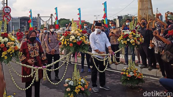 Momen Risma Resmikan Jembatan dan Terminal Joyoboyo